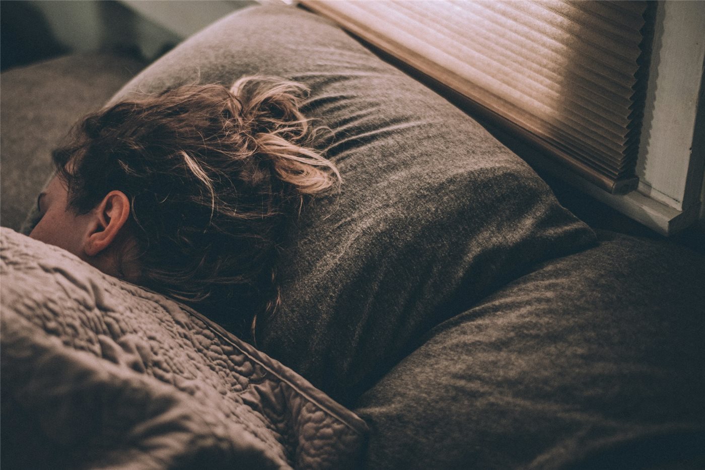 Mujer descansando, sueño y bienestar de la piel